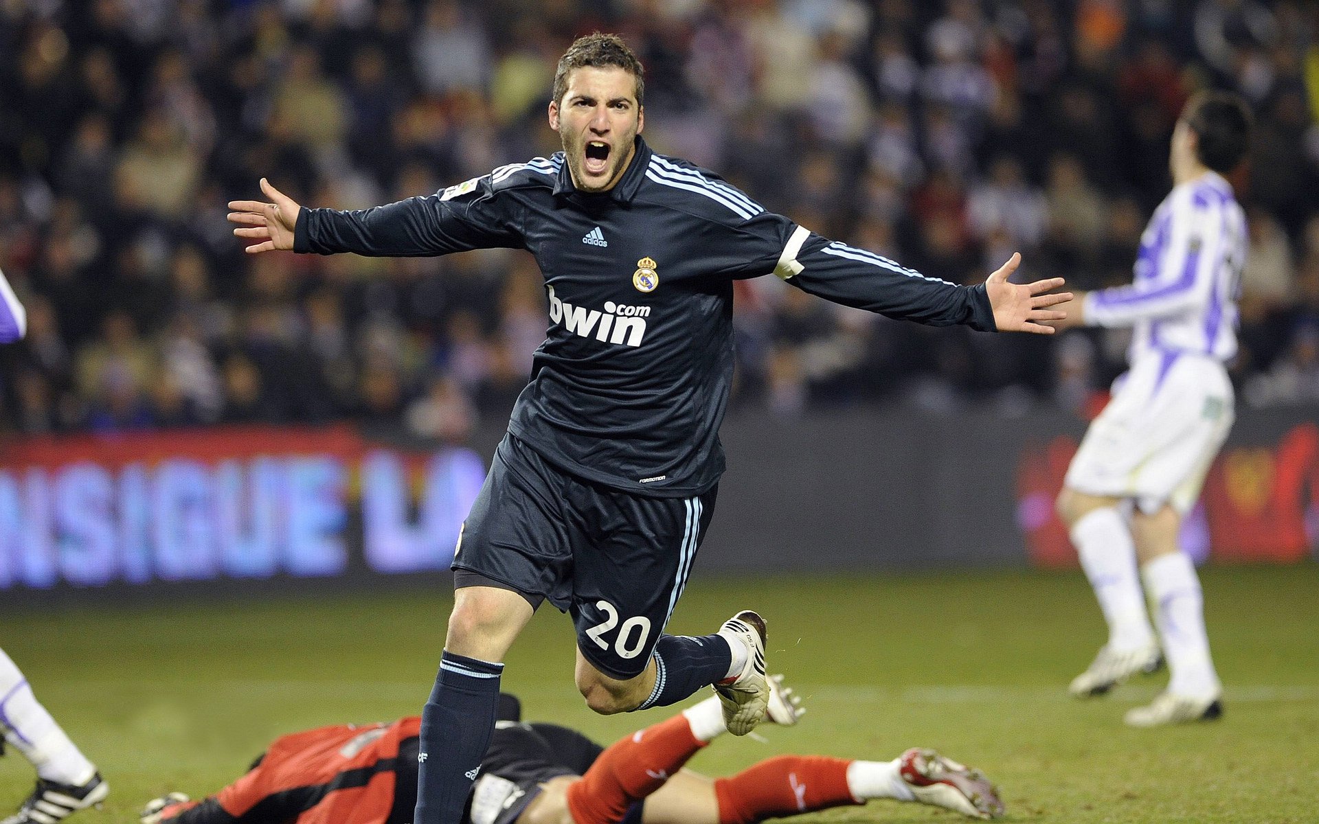 开云·体育官方网站入口-英超本轮焦点：大逆转引爆全场，英超本轮集锦视频