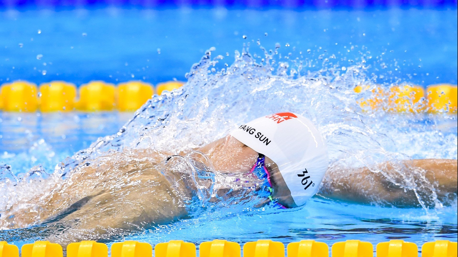 足球产业背后:投资创新推动联赛升级,足球产业规模